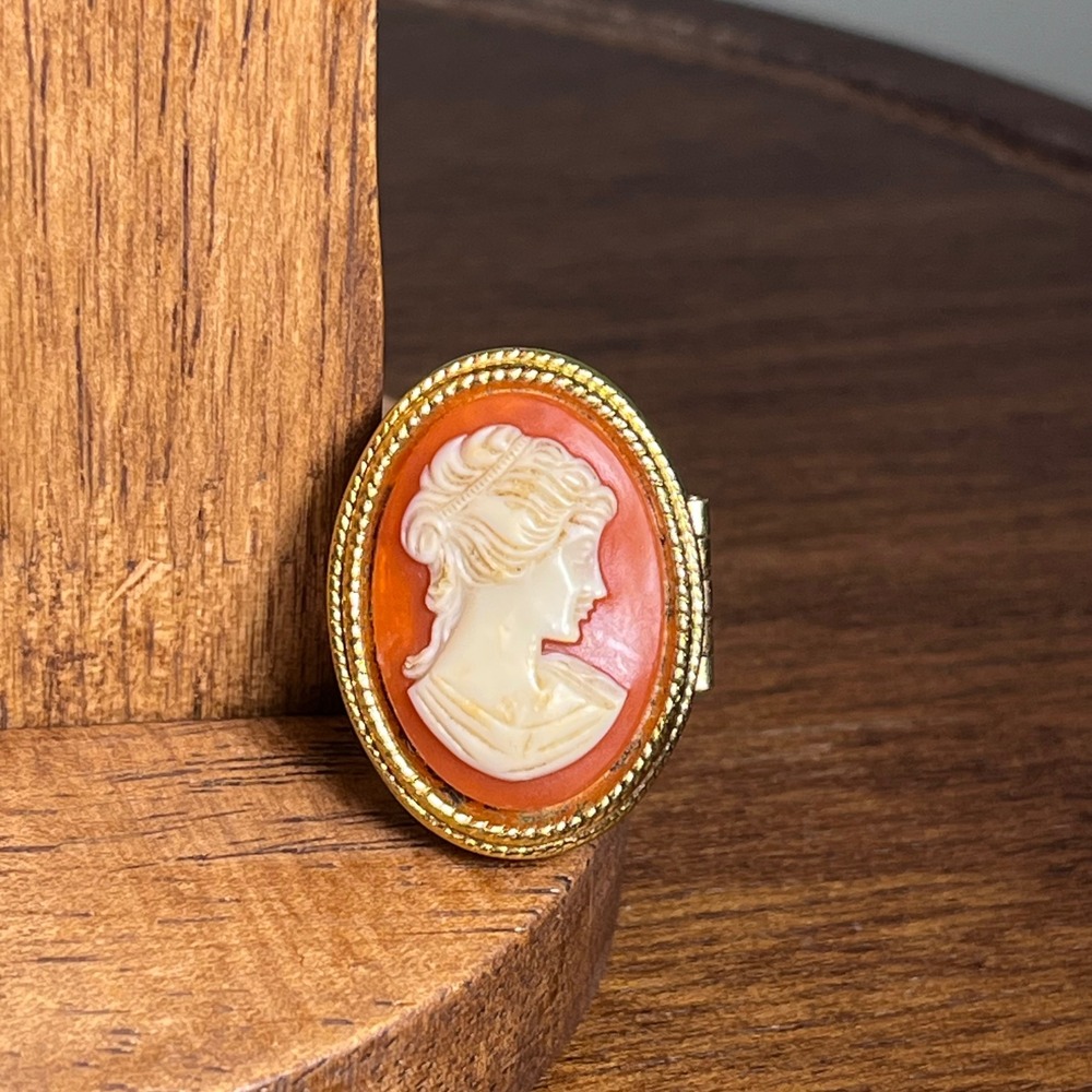 Vtg Avon Gold Tone Cameo Locket Ring Size 6 Orange White Portrait Perfume Ring